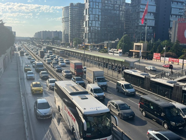 İstanbul’da bayram tatili sonrası sabah saatlerinde trafik yoğunluğu oluştu