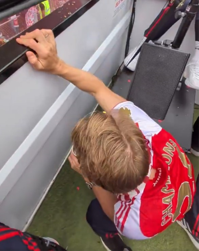 Odegaard'ın taraftarlara fırlattığı top hiç olmaması gereken kişiye isabet etti