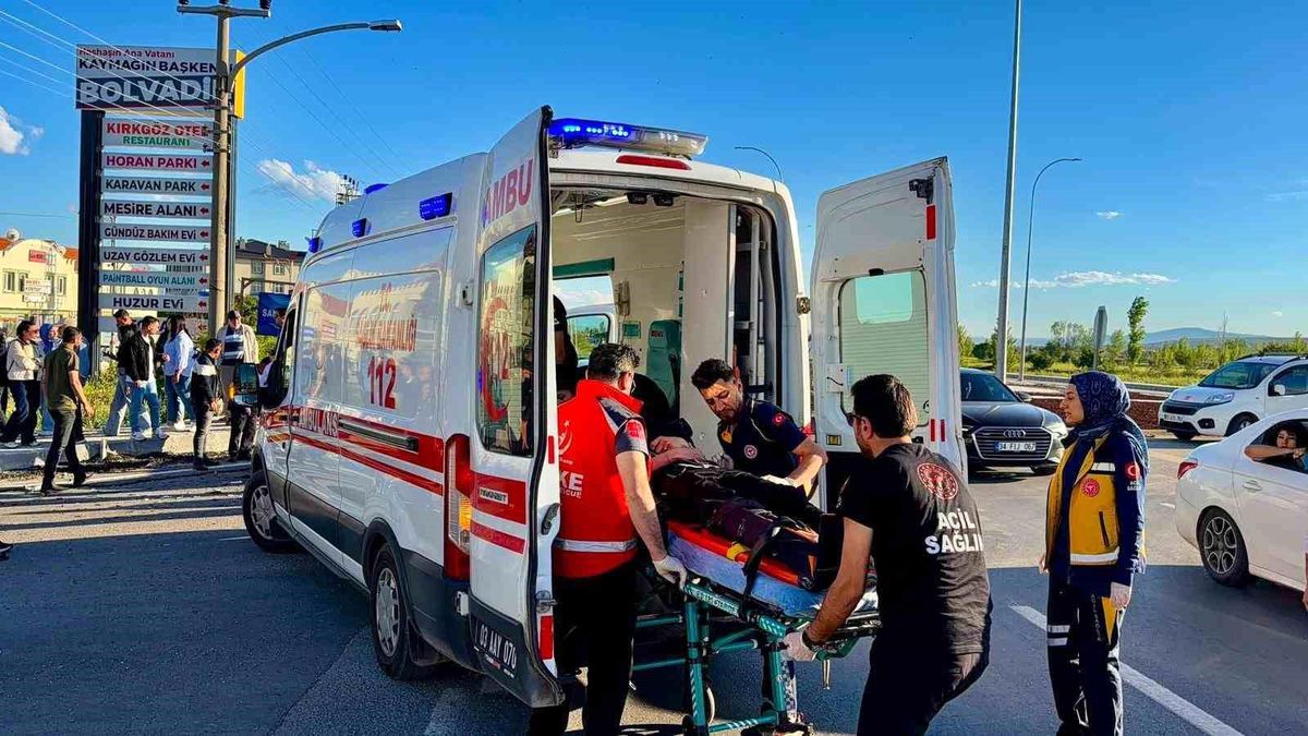 Afyonkarahisar\'da Otomobil ve Otobüs Çarpıştı