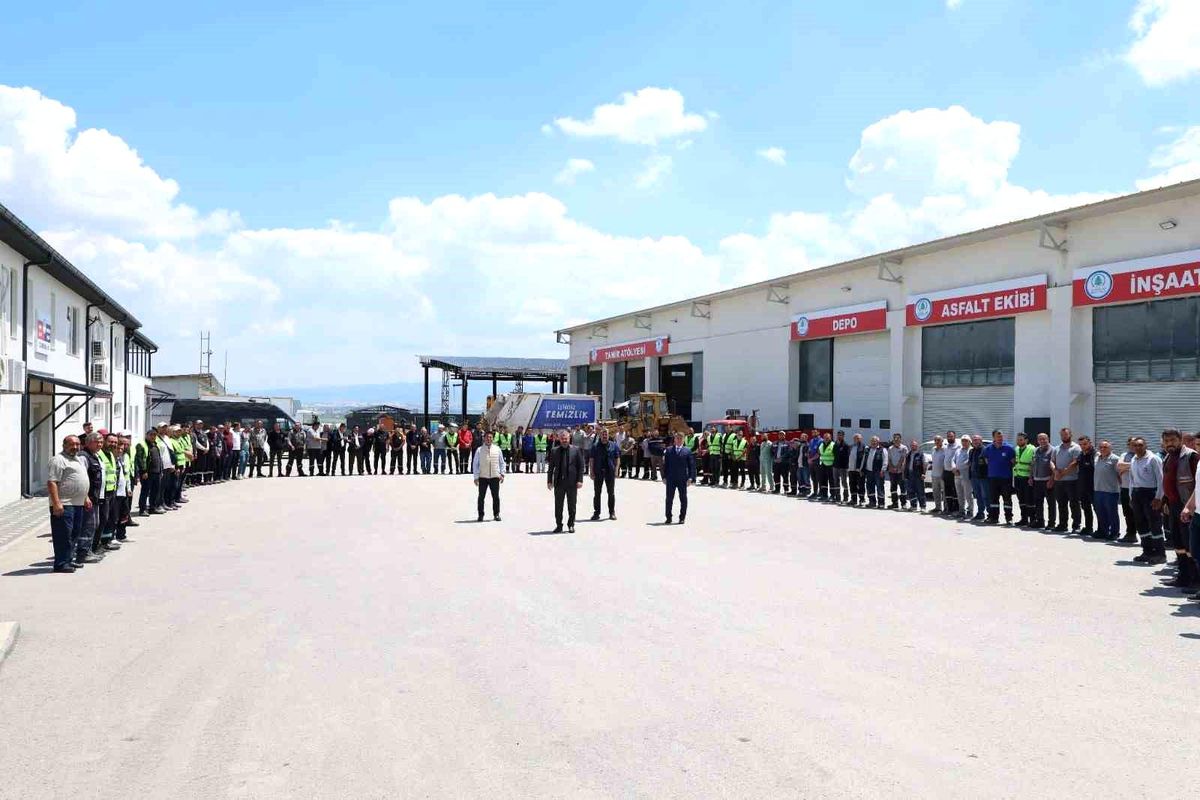 Pursaklar Belediye Başkanı Çetin, belediye personeliyle bayramlaştı
