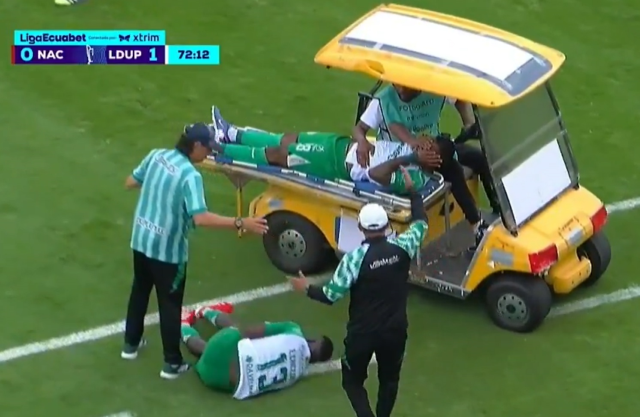 Sakatlanan oyuncuyu taşıyan ambulans, başka bir futbolcuya çarptı