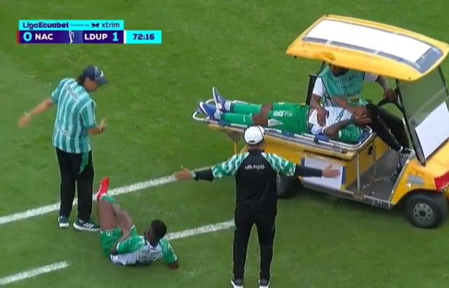 Sakatlanan oyuncuyu taşıyan ambulans, başka bir futbolcuya çarptı