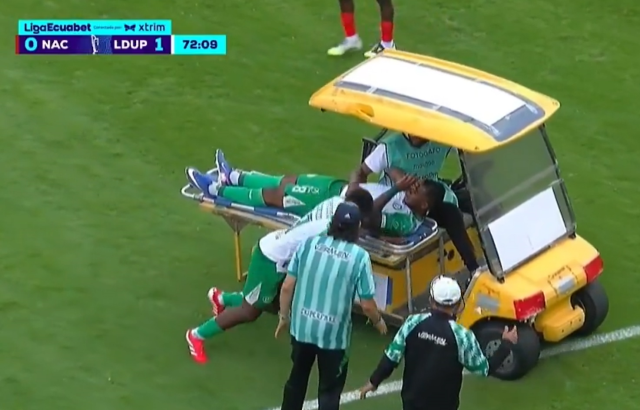 Sakatlanan oyuncuyu taşıyan ambulans, başka bir futbolcuya çarptı
