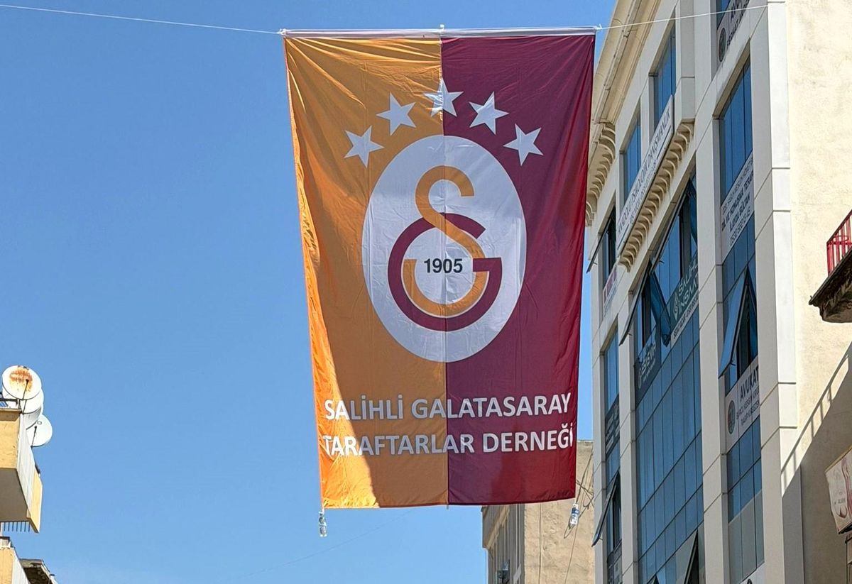 Salihli\'de Galatasaray Bayrakları Dalgalanıyor