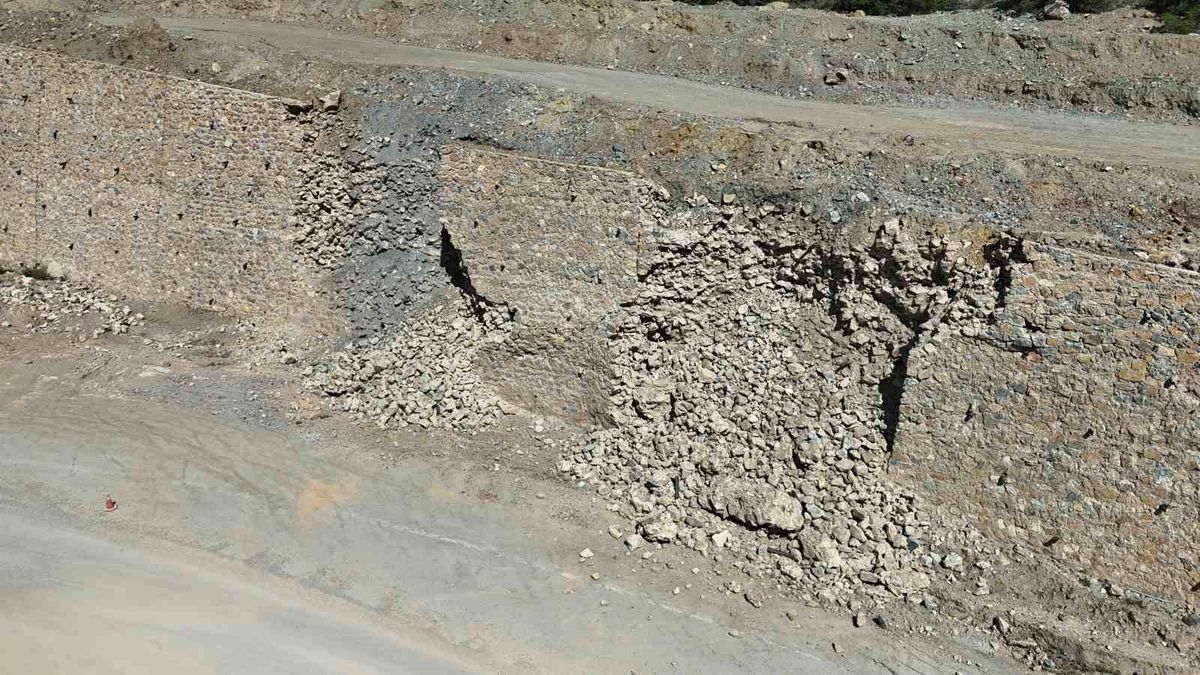 Eskişehir\'de Taş İstinat Duvarı Yıkıldı