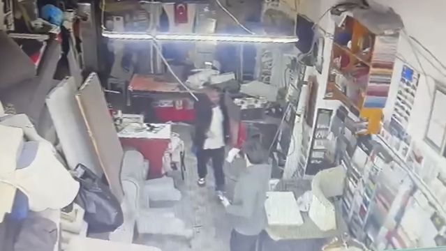 Sarıyer'de yemek borcunu isteyen komşusunu silahla tehdit etti: 'Hepinizi vuracağım' / Ek bilgiyle