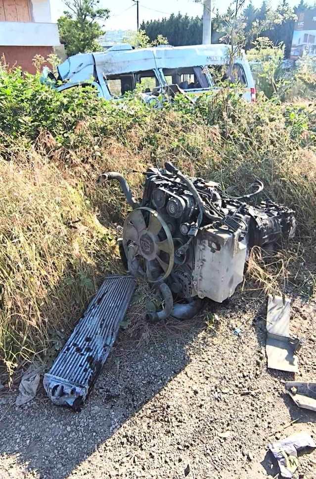 Bursa'da Servis Minibüsü Kaza Yaptı