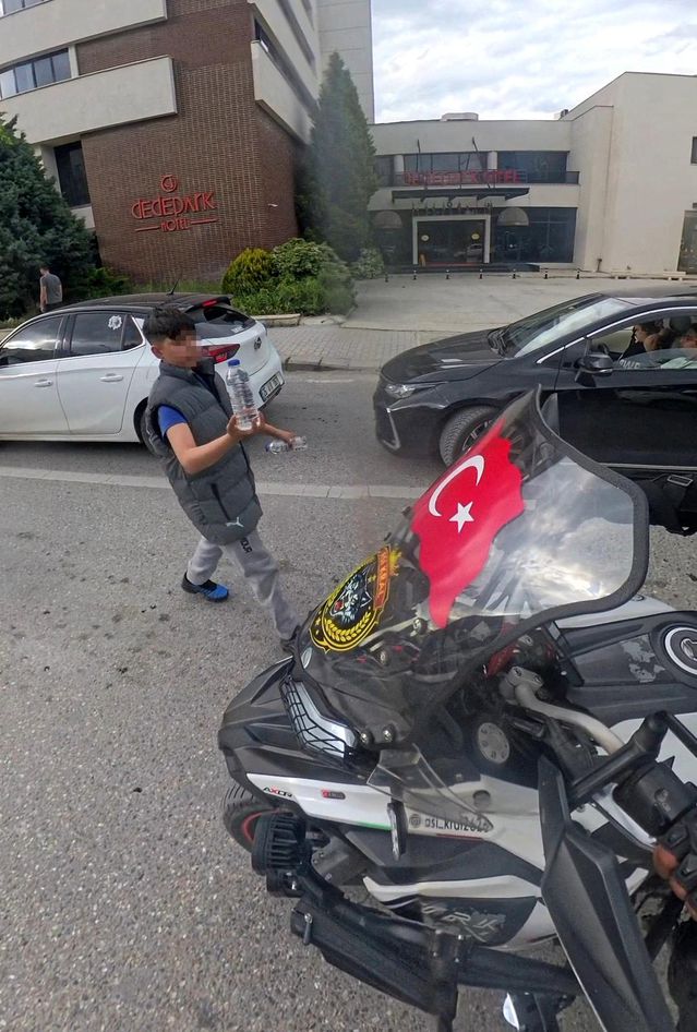 Eskişehirli Çocuktan Bayraklı Motosikletliye Su İkramı