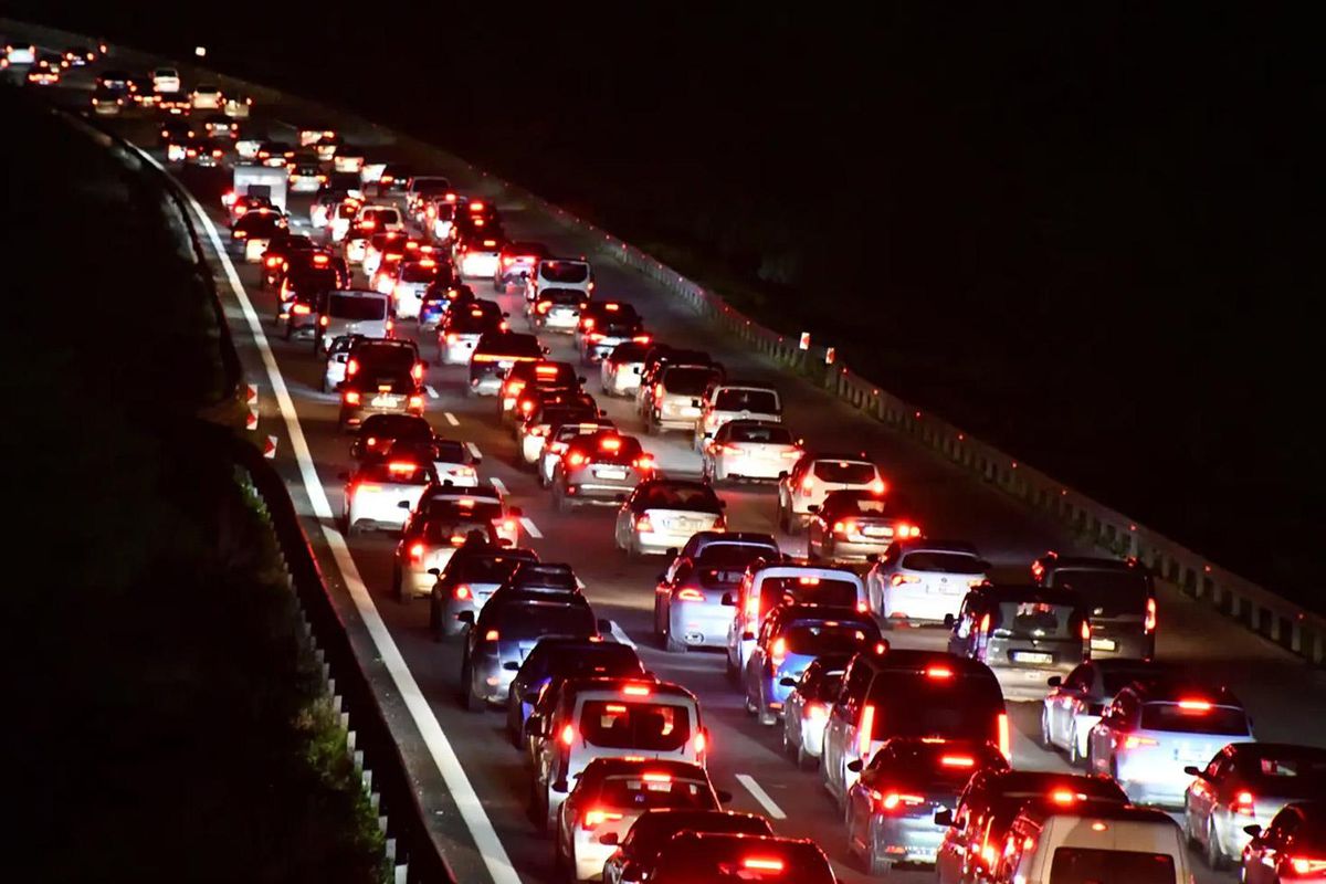 TEM Otoyolu\'nda İstanbul yönü trafiğe kapatılıyor