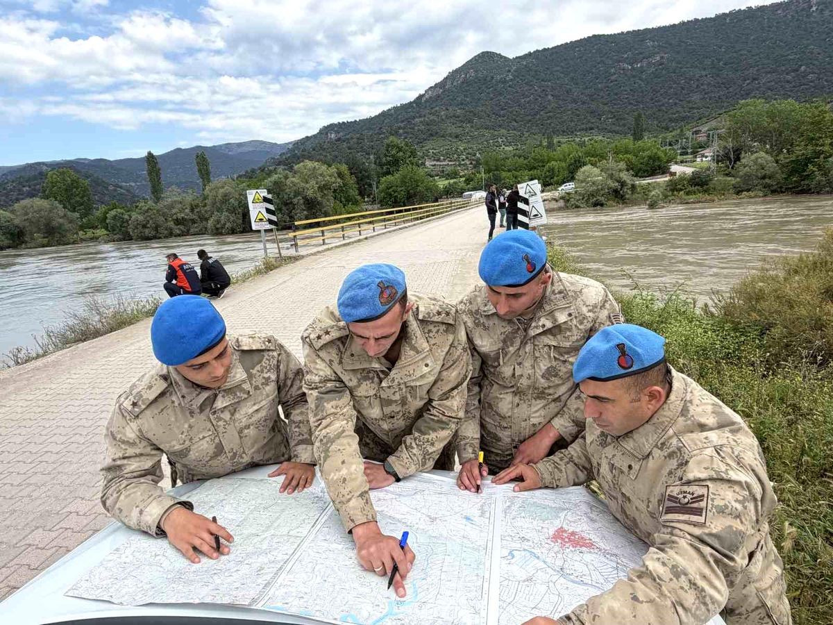 Tokat\'ta 216 personel Kelkit Çayı\'nda kayıp gençlerin izini sürüyor