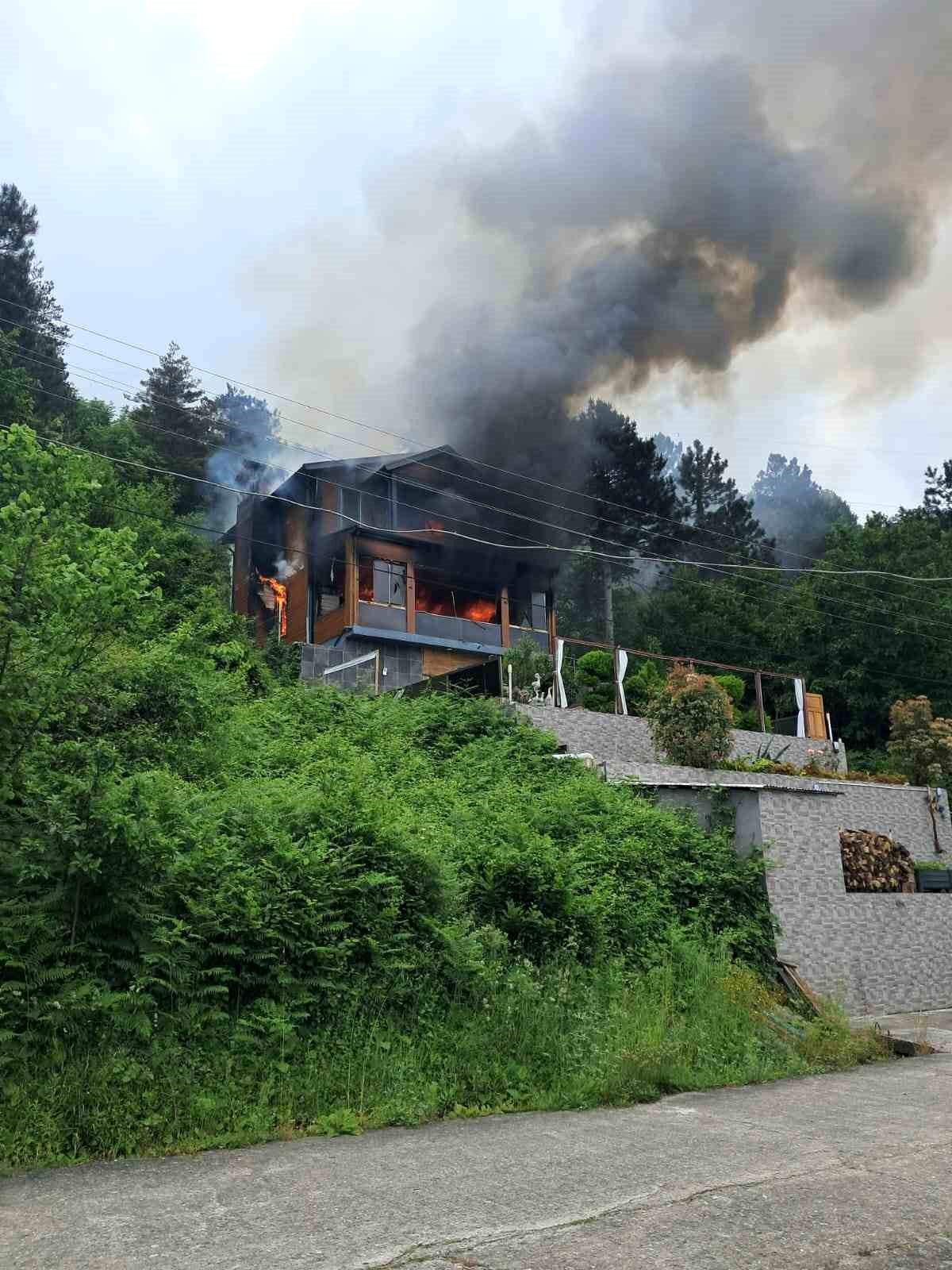 Yangında Mahsur Kalan Kadın Kurtarıldı
