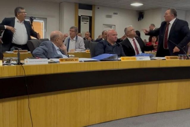 Afyonkarahisar’da yeni dönemin ilk meclisi kavga ile başladı