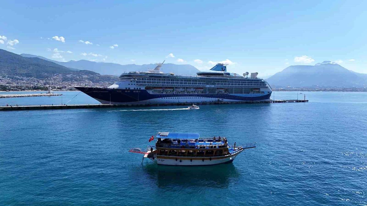 Alanya\'ya Lüks Kruvaziyerle 1770 Turist Geldi