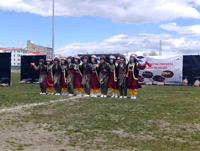 Kars’ta Halk Oyunları Şenliği Renkli Görüntülere Sahne Oldu