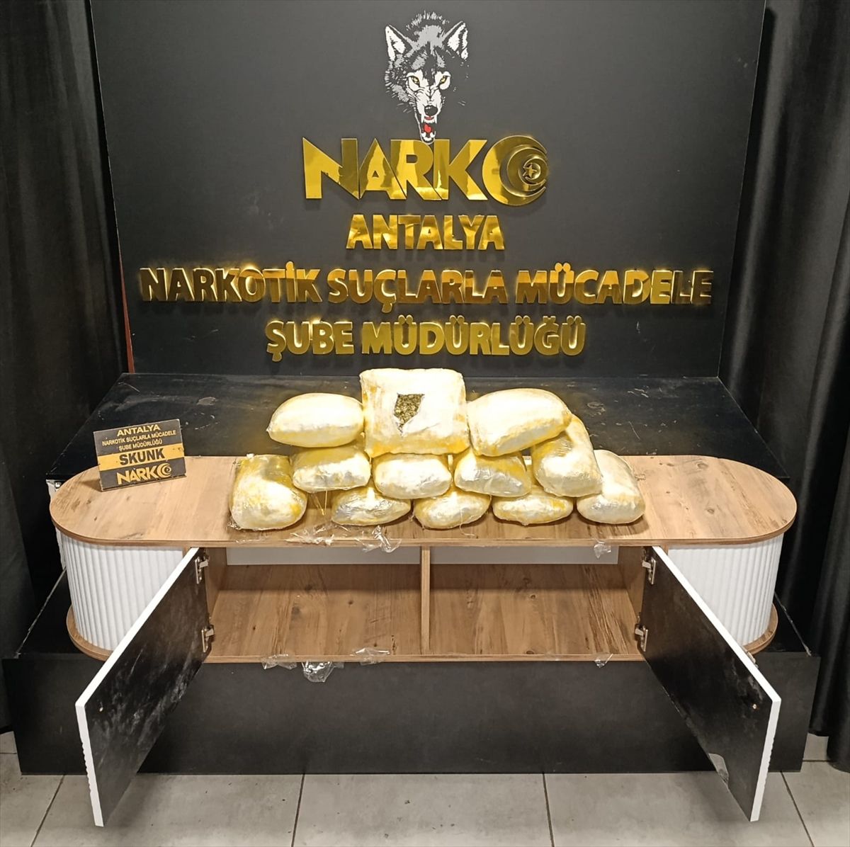 Antalya\'da 7 Kilogram Uyuşturucu Ele Ge geçirildi