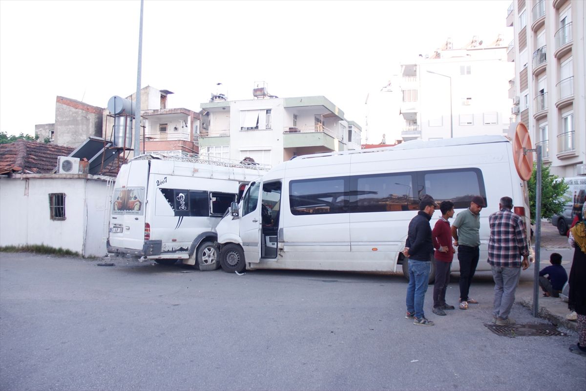 Serik\'te Tarım İşçilerini Taşıyan Minibüsler Çarpıştı