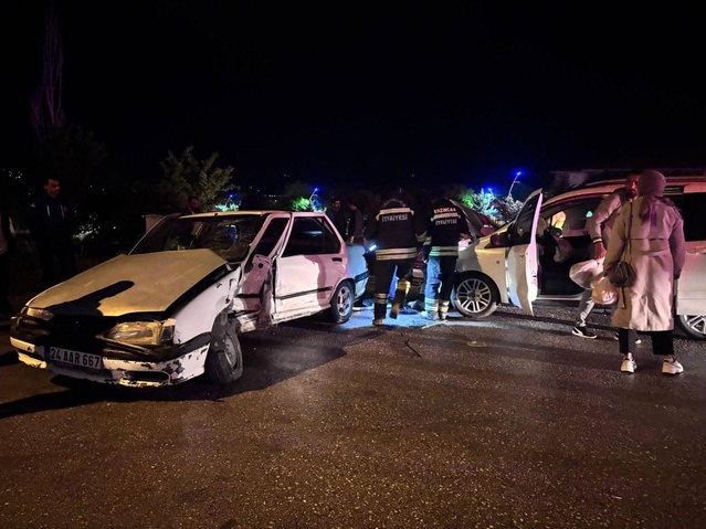 Erzincan’da Trafik Kazası: 5 Yaralı
