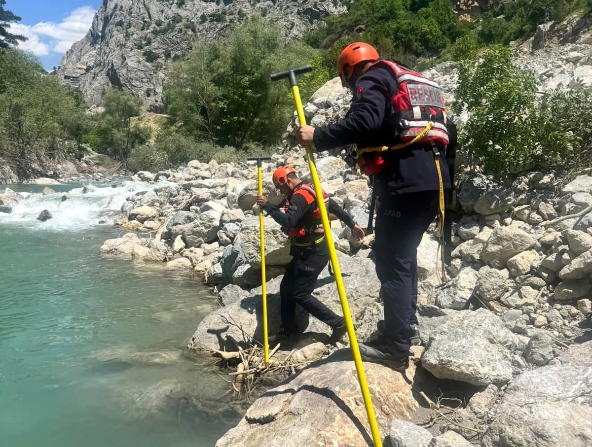 Ceyhan Nehri\'nde Kaybolan Balıkçı 6. Günde Aranıyor