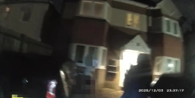 Bıçaklanan genç yardım istediği polis tarafından kelepçelendi: Hastanede hayatını kaybetti!