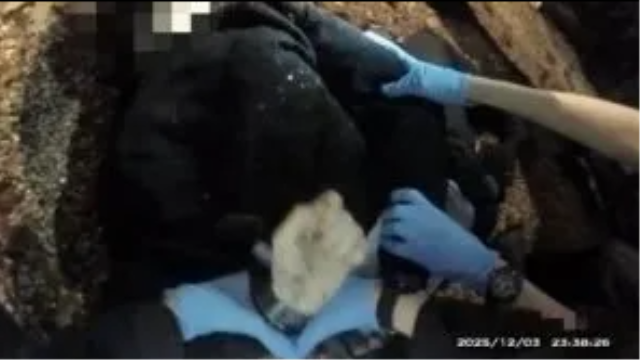 Bıçaklanan genç yardım istediği polis tarafından kelepçelendi: Hastanede hayatını kaybetti!
