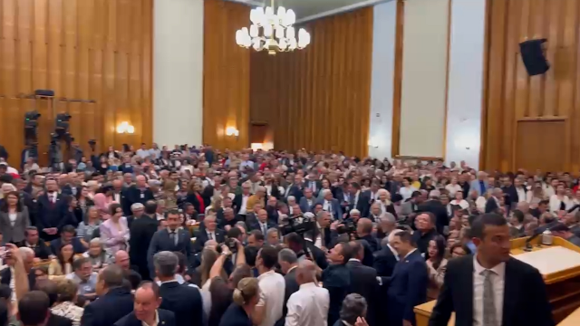CHP grup salonunda hıncahınç kalabalık! Vekillerin hepsi aynı sloganı attı