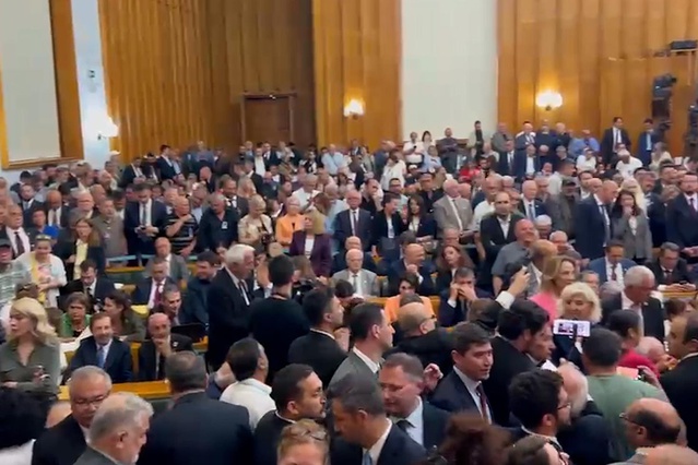 CHP grup salonunda hıncahınç kalabalık! Vekillerin hepsi aynı sloganı attı
