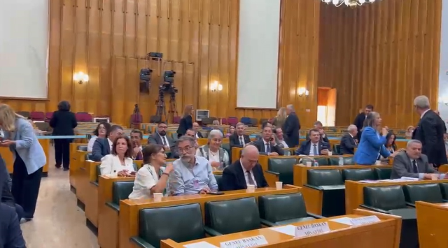 CHP'de grup toplantısı öncesi vekillerden kapalı toplantı
