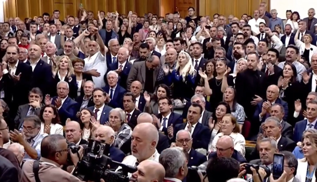 CHP'nin grup toplantısı başladı! Özgür Özel partililere hitap ediyor