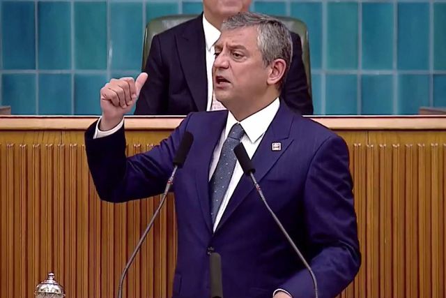 CHP'nin grup toplantısı başladı! Özgür Özel partililere hitap ediyor
