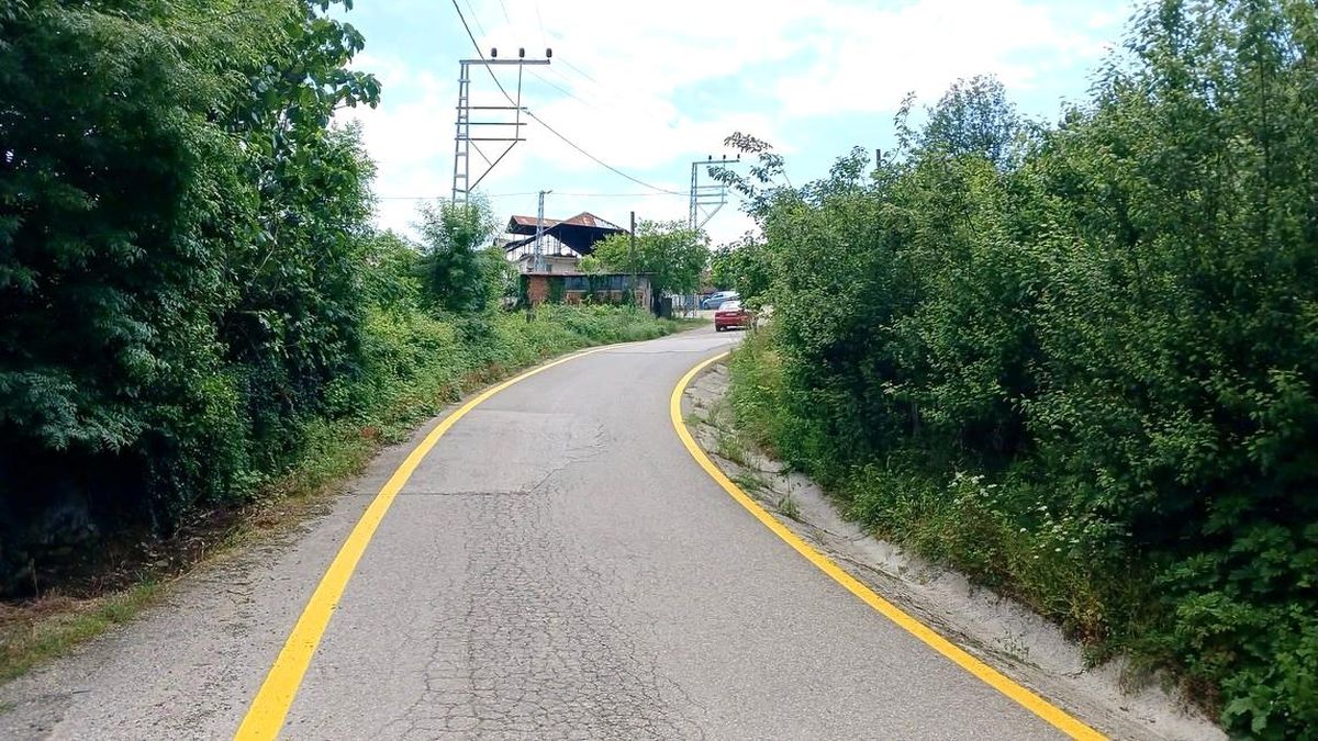 Düzce\'de Köy Yollarında Güvenli Ulaşım İçin Yol Çizgileri Yenilendi