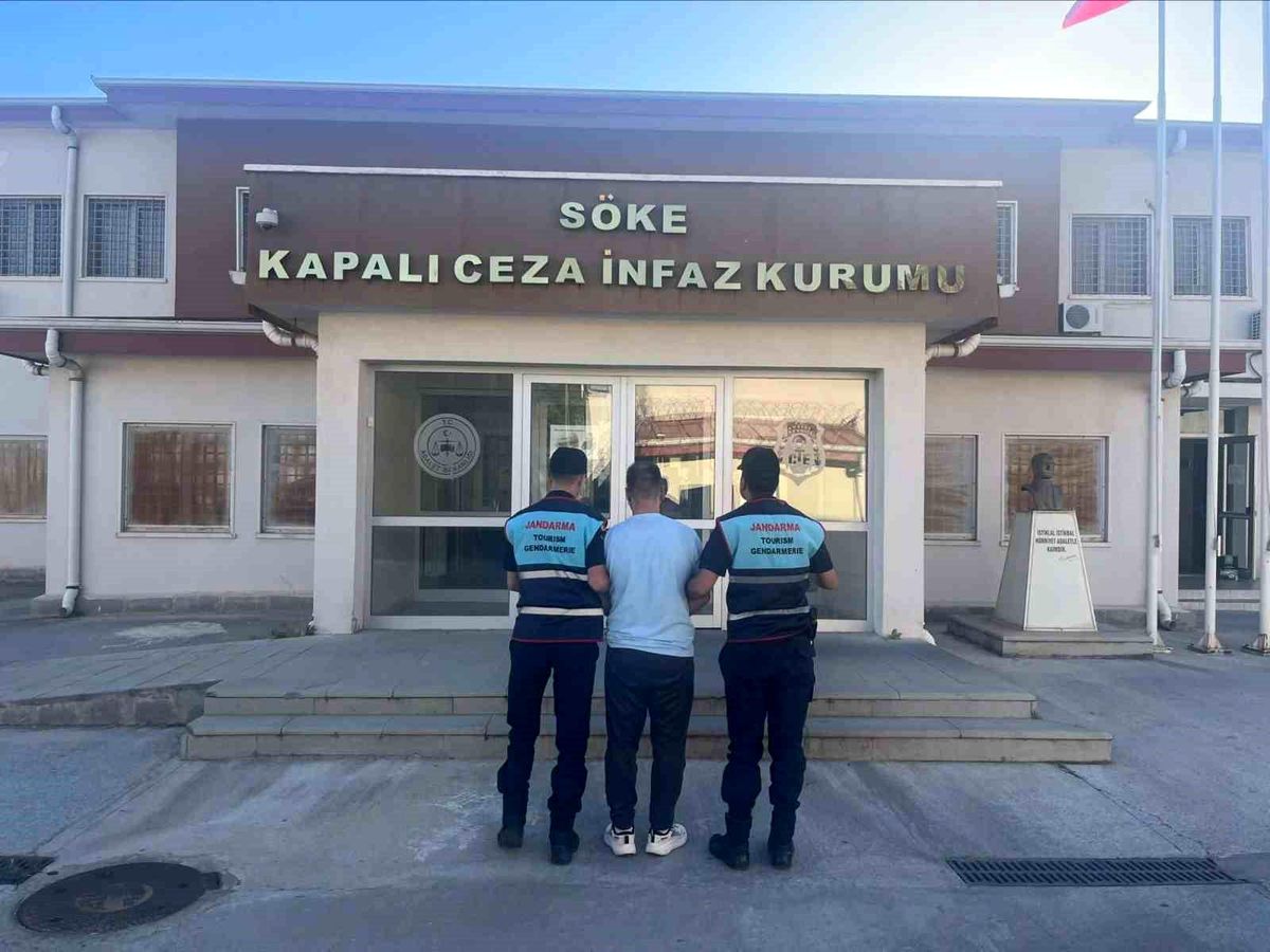 Didim\'de Düzensiz Göçmen ve Kaçakçı Yakalandı