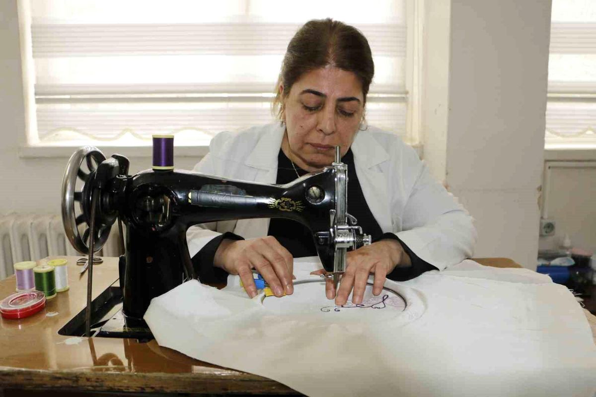 Diyarbakır\'da Modern ve Manuel Nakış Makineleri Buluşuyor
