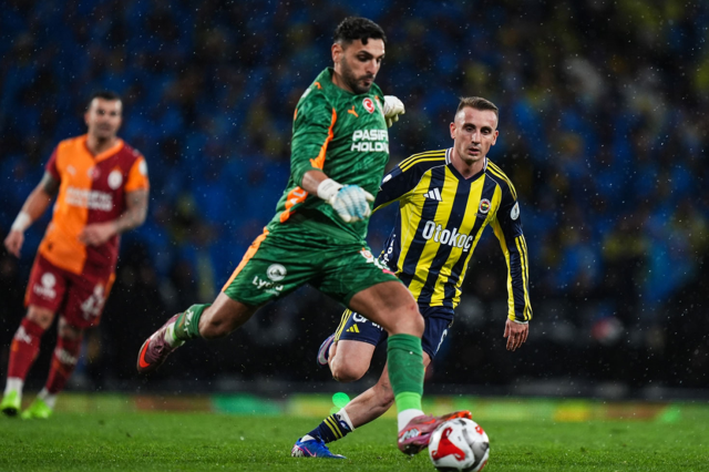 Galatasaray'da sürpriz! Gidecek deniyordu, takımda kalıyor