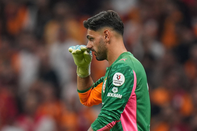 Galatasaray'da sürpriz! Gidecek deniyordu, takımda kalıyor