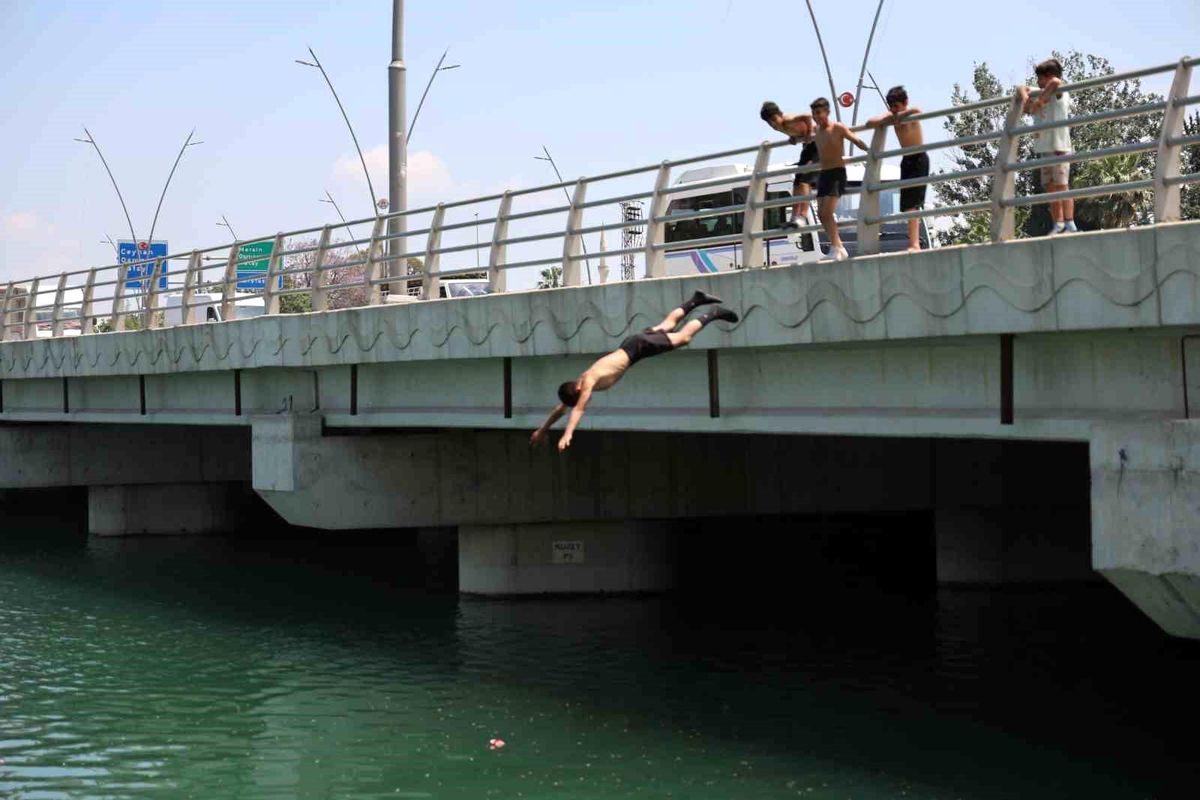 Adana\'da Çocuklar Tehlikeye Rağmen Serinliyor