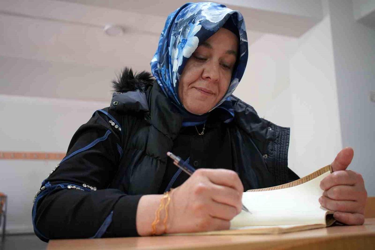 Sınıfın Annesi Hacer Karagöz\'ün Üniversite Başarısı