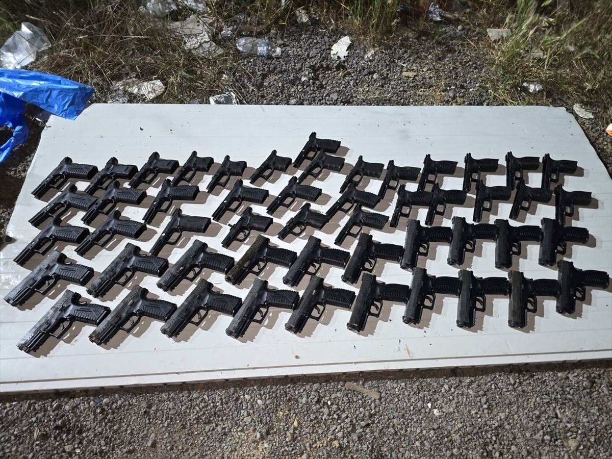 İstanbul\'da Kaçak Silah Operasyonu: 20 Tabanca Ele Geçirildi