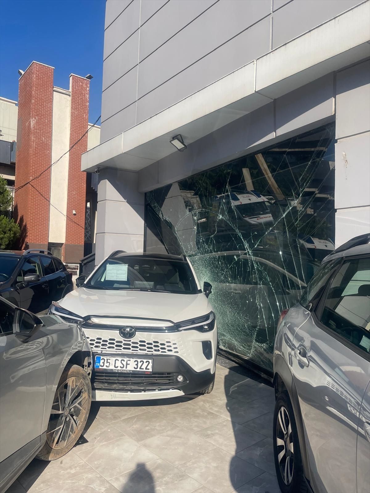 İzmir\'de Tır, Otomobili Galeriye Sürükledi