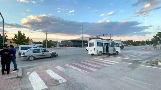 Karaman'da Minibüs-Otomobil Çarpıştı: 2 Yaralı