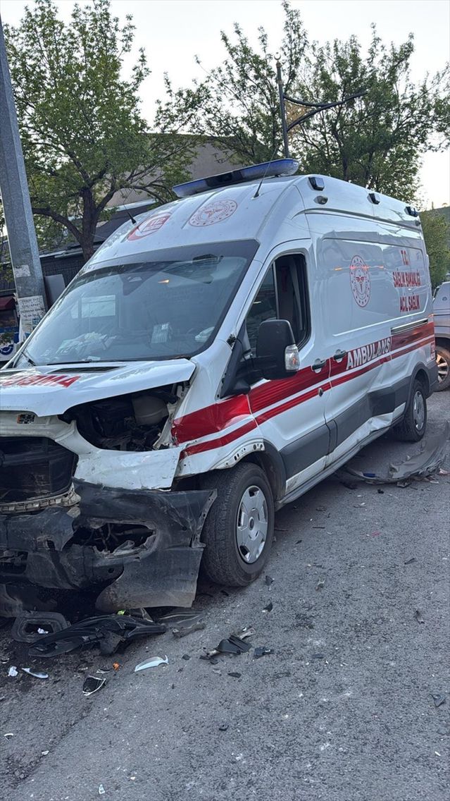 Kars'ta Ambulans ve Otomobil Çarpıştı