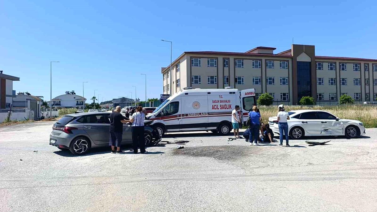 Manavgat\'ta Trafik Kazası: 2 Yaralı