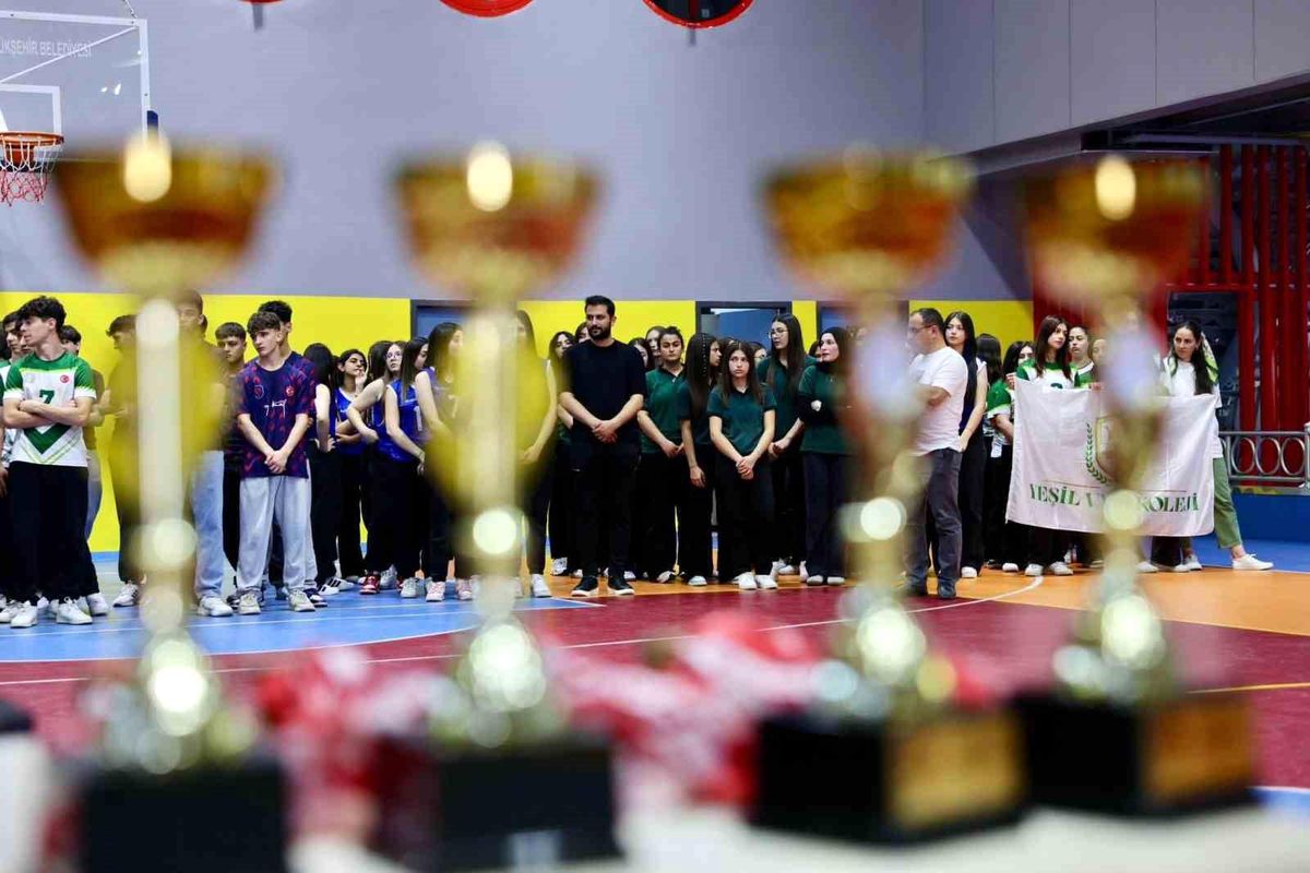 Körfez\'de liseler arası voleybol turnuvasının şampiyonları kupalarını aldı