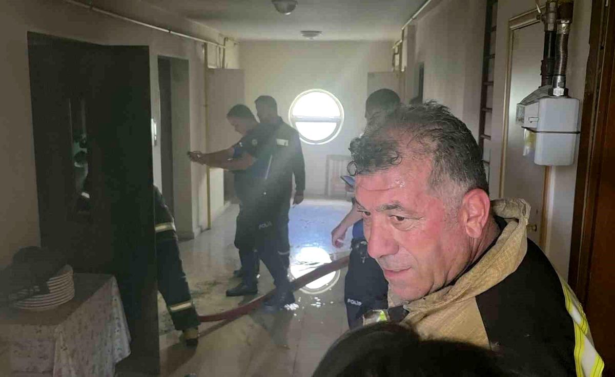 Kütahya\'da Apartman Yangını: İki Kişi Dumandan Etkilendi