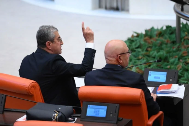 Meclis'te tansiyon yükseldi: <a class='keyword-sd' href='/ak-parti/' title='AK Parti'>AK Parti</a> ile CHP arasında 'hırsızlık' tartışması