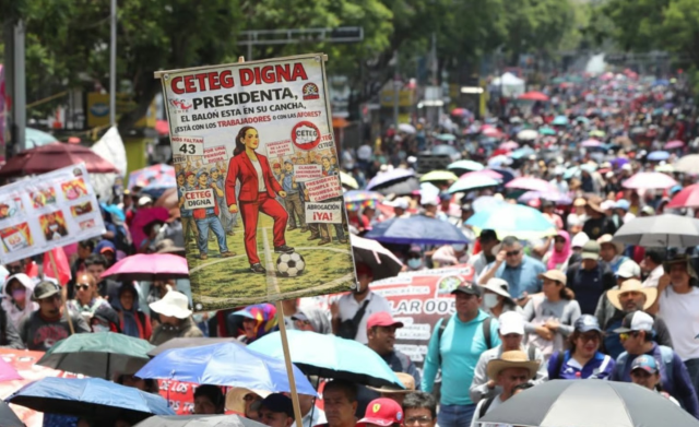 Meksika'da binlerce öğretmen çalışma koşullarını protesto için süresiz grev başlattı