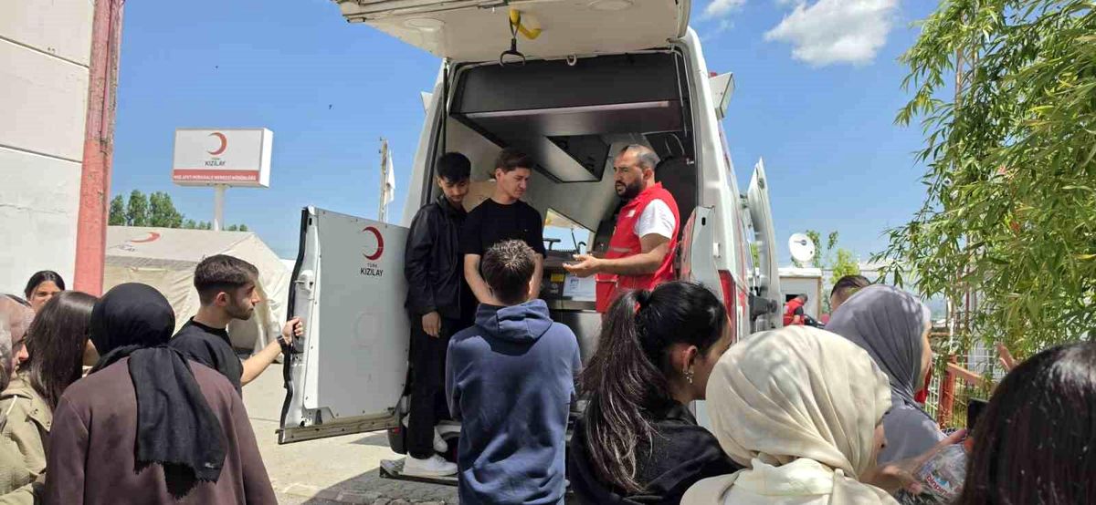 Öğrenciler Kızılay\'ı Ziyaret Etti