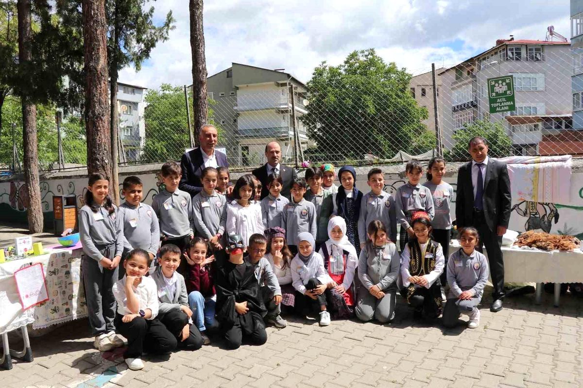 Oltu\'da öğrencilerin 44 projesi bilim şenliğinde sergilendi