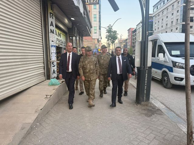 Kara Kuvvetleri Komutanı'ndan Yüksekova'da esnaf ziyareti
