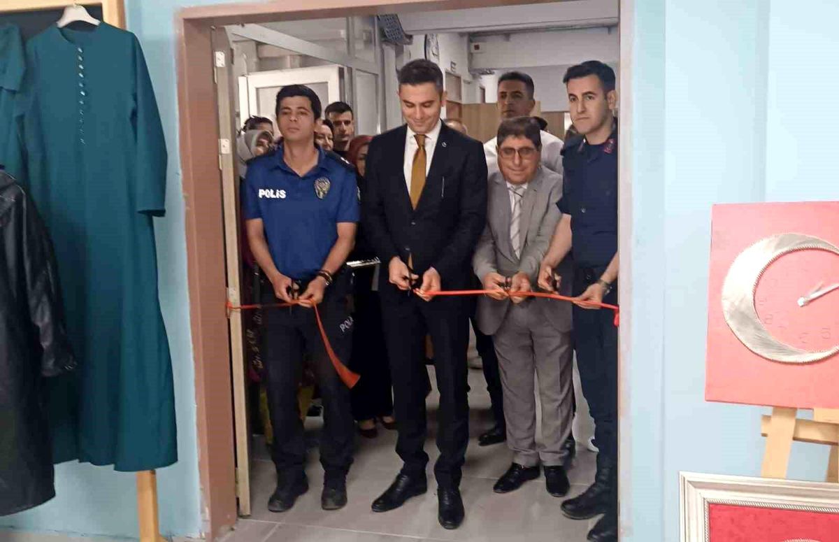 Selendi\'de Yıl Sonu Sergisi Açıldı
