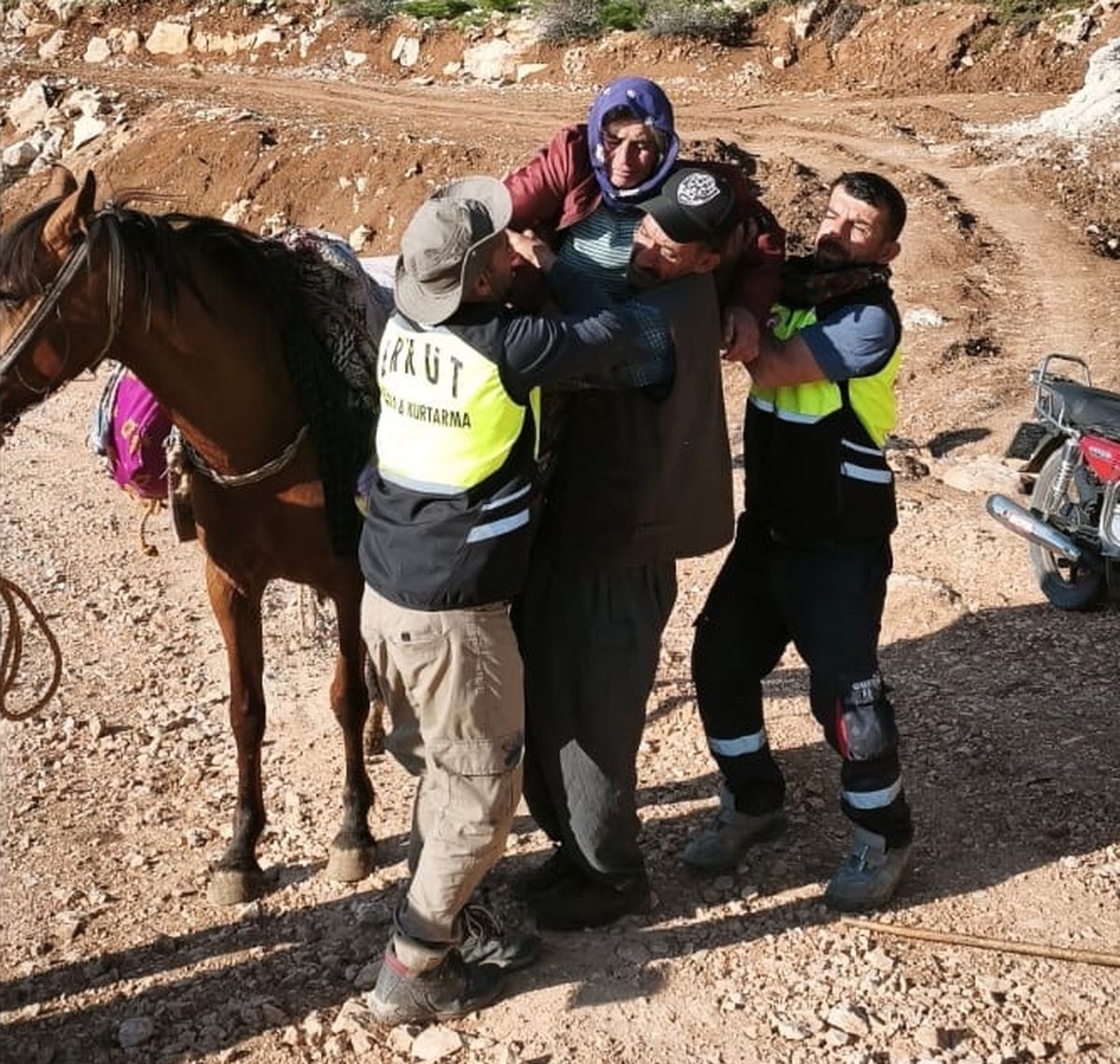 Eruh\'ta Katırla Ambulansa Taşındı